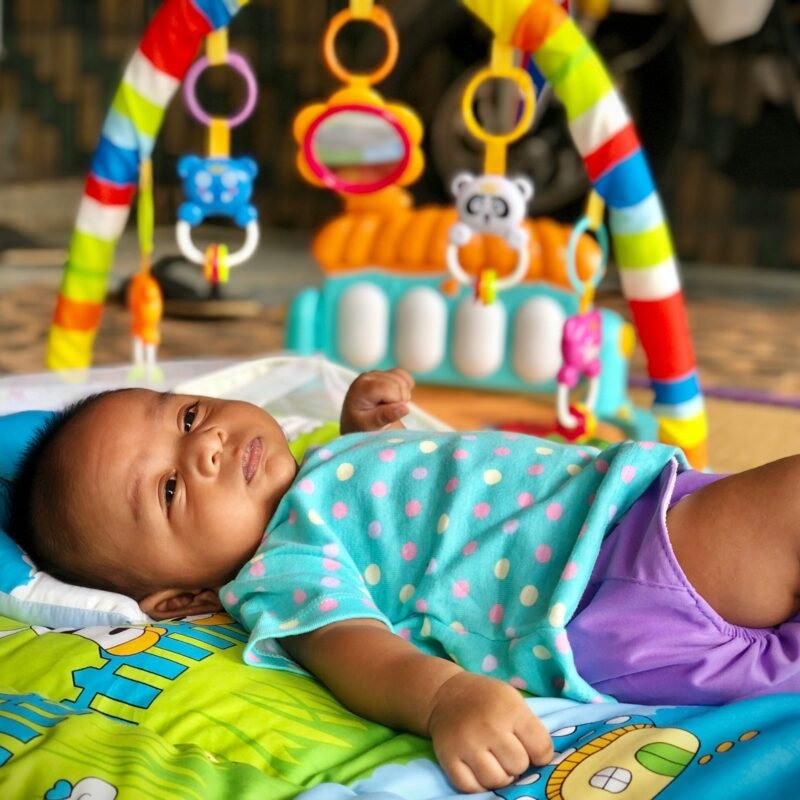 Tapis d&rsquo;éveil pour bébé : comment bien choisir et nos recommandations
