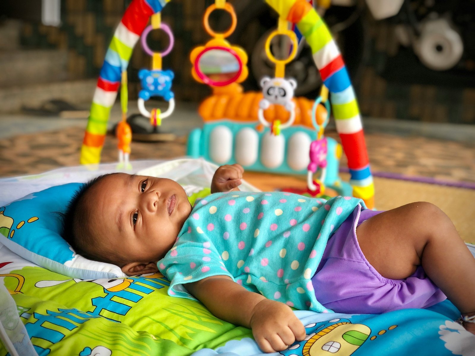 You are currently viewing Tapis d&rsquo;éveil pour bébé : comment bien choisir et nos recommandations