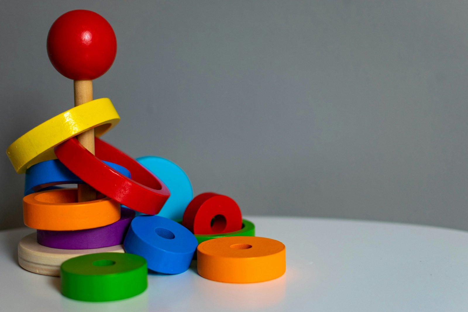 You are currently viewing Jouets Montessori pour bébé : les meilleurs choix de 0 à 18 mois