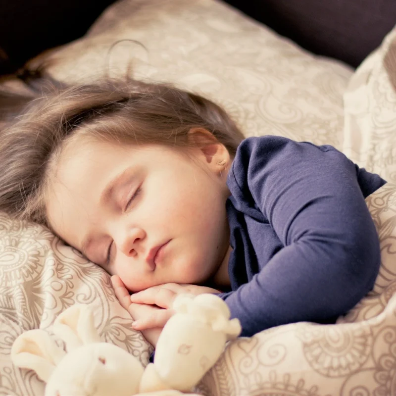 Comment améliorer le sommeil des tout-petits enfants : guide complet pour des nuits sereines