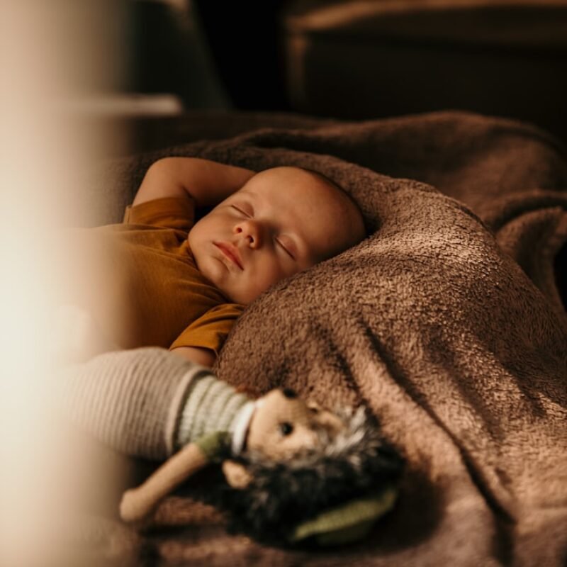 À quel âge bébé fait ses nuits ? Ce que disent les experts