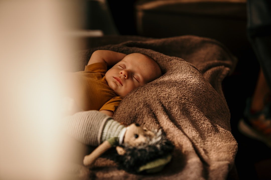 You are currently viewing À quel âge bébé fait ses nuits ? Ce que disent les experts