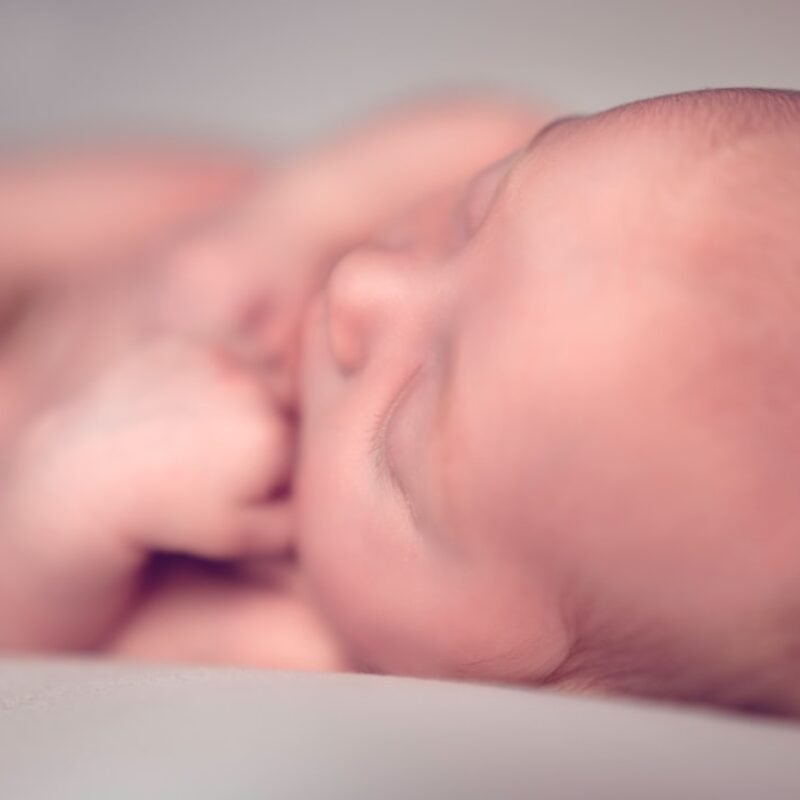 À quel âge bébé fait ses nuits ? Ce que disent les experts