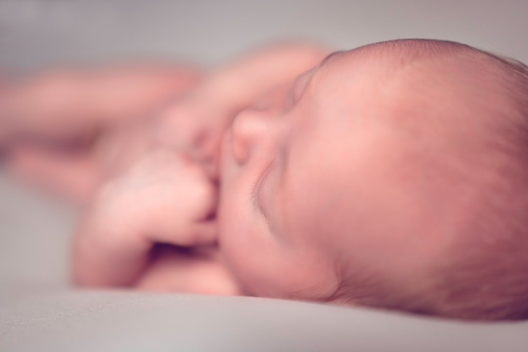 You are currently viewing À quel âge bébé fait ses nuits ? Ce que disent les experts