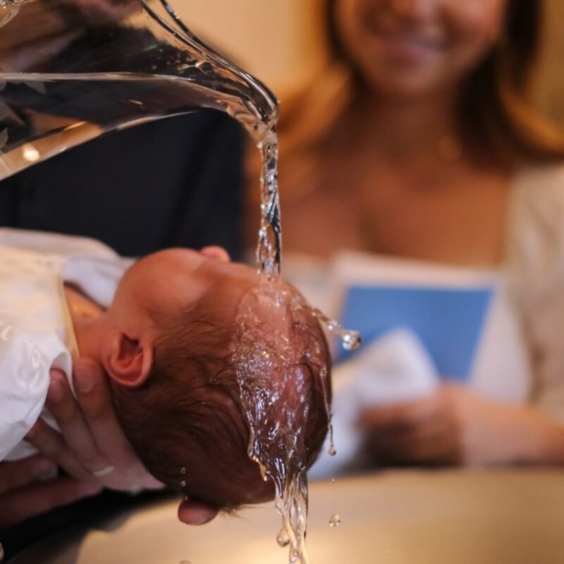 Comment donner le bain à un nouveau-né : le guide pas à pas
