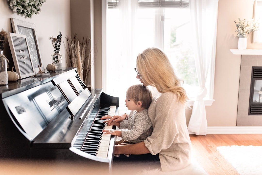 You are currently viewing Bébé et musique : bienfaits, instruments et comment éveiller l&rsquo;oreille musicale
