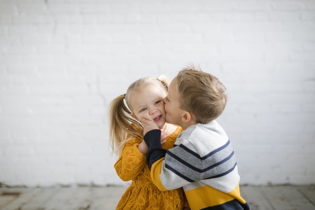 You are currently viewing Gérer la jalousie de l&rsquo;aîné à l&rsquo;arrivée de bébé : conseils pratiques