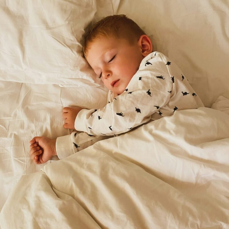 Instaurer un rituel du coucher pour bébé : guide pratique pour des nuits sereines
