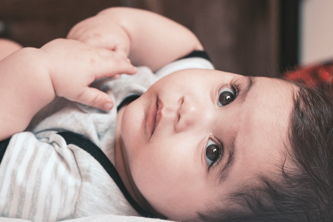 You are currently viewing Massage bébé : techniques, bienfaits et comment débuter