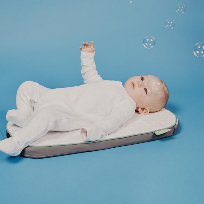 Plagiocéphalie (tête plate) chez bébé : causes, prévention et traitement