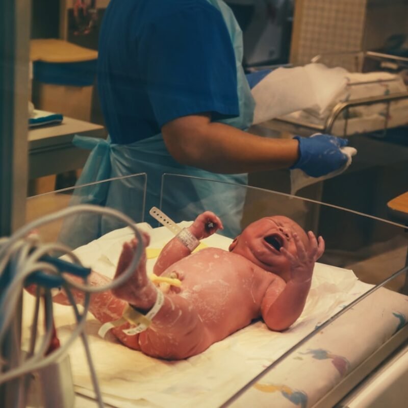 Préparer l&rsquo;arrivée de bébé : la liste complète du trousseau de naissance
