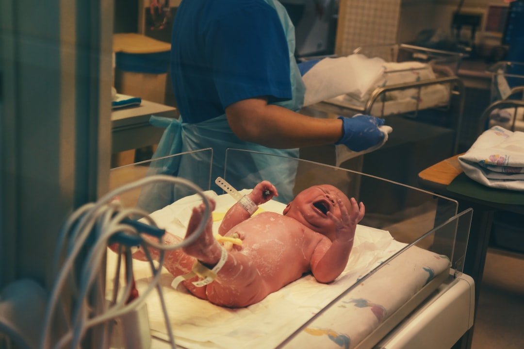 You are currently viewing Préparer l&rsquo;arrivée de bébé : la liste complète du trousseau de naissance