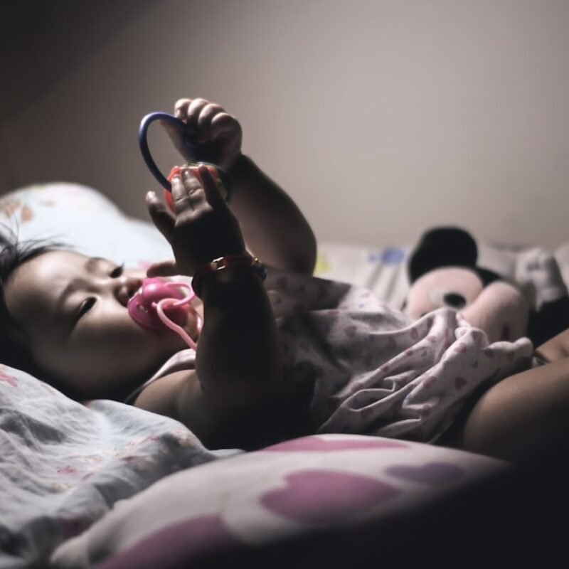 Régressions du sommeil bébé : comprendre et traverser ces caps difficiles