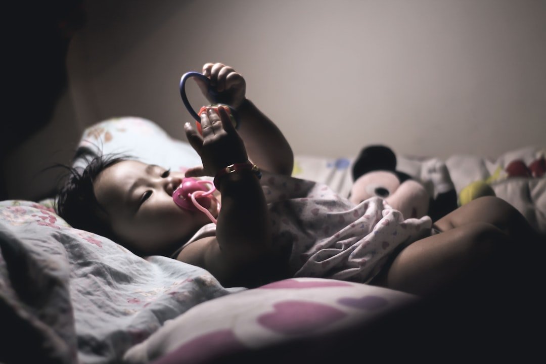 You are currently viewing Régressions du sommeil bébé : comprendre et traverser ces caps difficiles