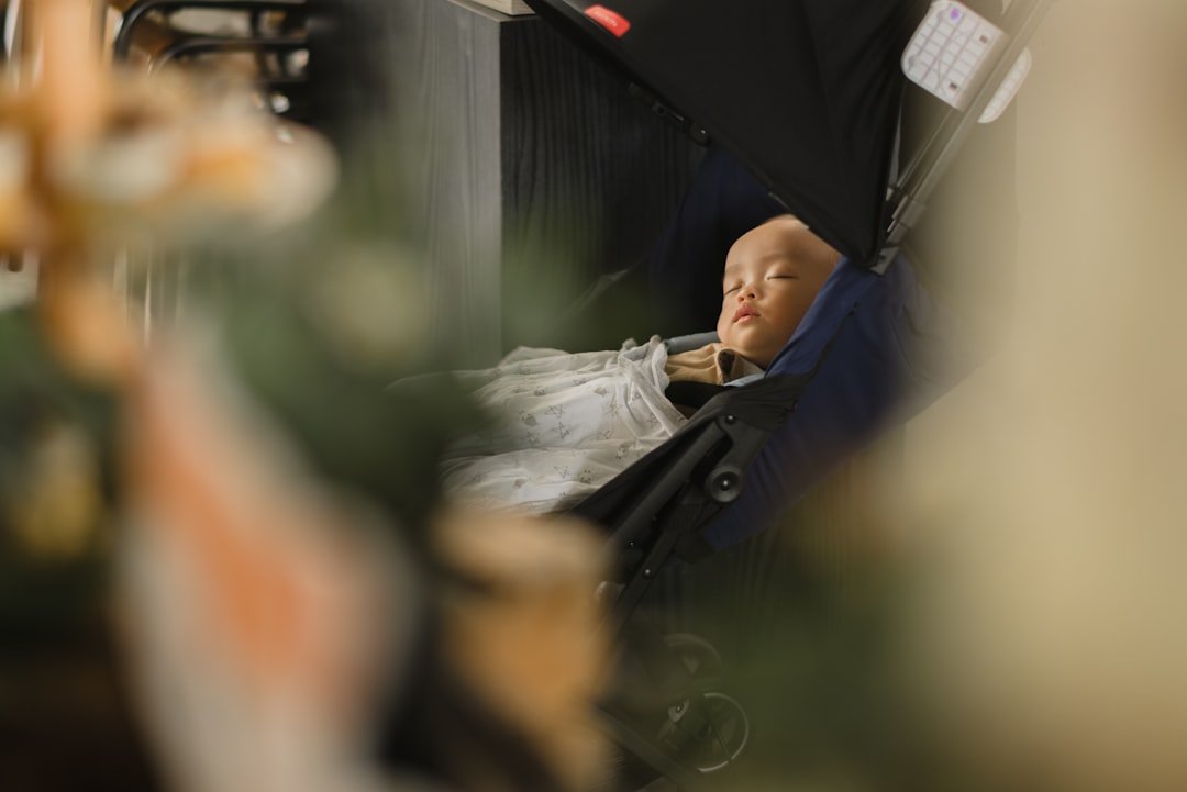 You are currently viewing Sommeil partagé avec bébé : avantages, risques et règles de sécurité
